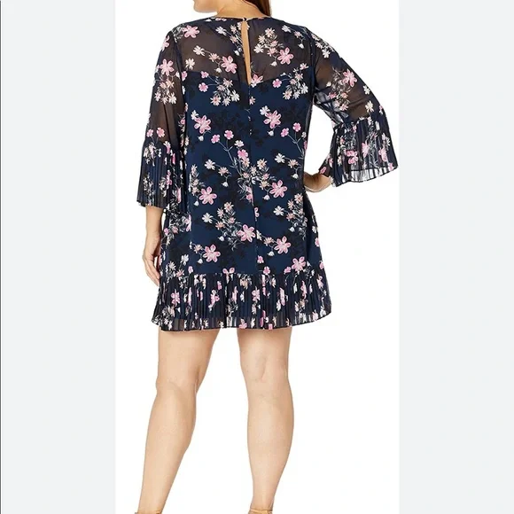 Beautiful fit and flare with slight pleats - Picture 2 of 2